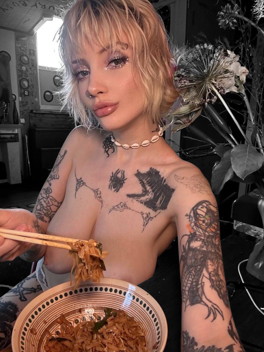 ashleyccrash's tweet photo. The world seems brighter when there's a girl with big boobs in it, doesn't it?😼🤭 https://t.co/cvhuMm6gHw