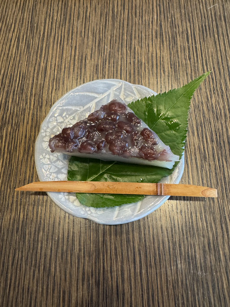 htogi999's tweet photo. 和菓子「水無月（みなづき）」
毎年6月30日の「夏越の祓（なごしのはらえ）」に合わせて食べる、京都の伝統的な和菓子。半年の罪や穢れを祓い、残りの半年の無病息災を祈願。
三角の形は、かつて宮中で暑気払いとして食べられていた氷室の「氷」を模しているとされる。

和菓子大好き

#和菓子
#水無月 https://t.co/bKqwgvGL7S