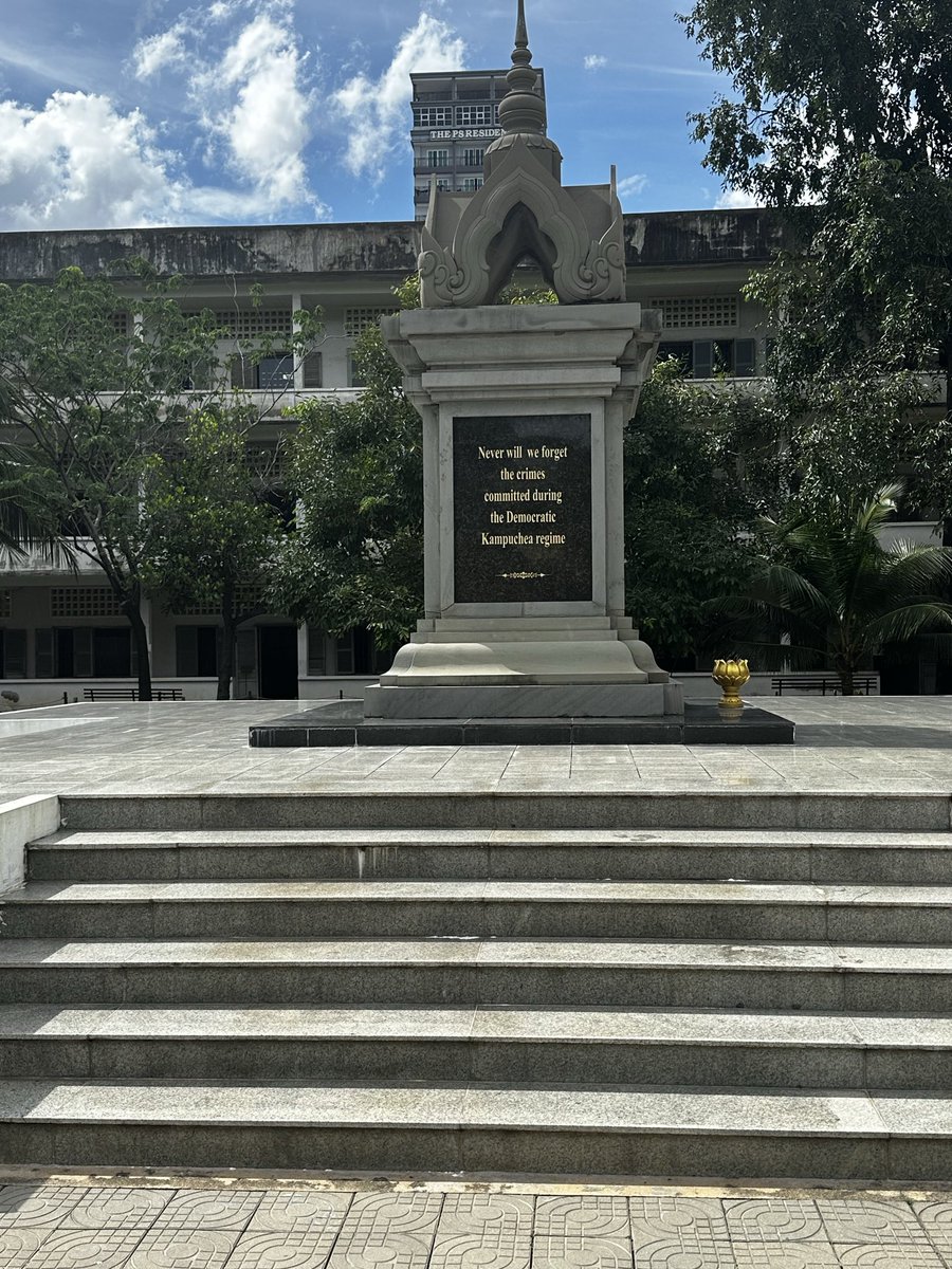 AlvaroVargasLl's tweet photo. Salgo estremecido de una visita a la cárcel S-21, hoy Museo del Genocidio, en Phnom Penh, Camboya, y el campo de exterminio Choeung Ek donde los Khmer Rouge mataron a innumerables camboyanos. Abimael Guzmán y Sendero tenían a Pol Pot y los Khmer Rouge como grandes referentes. https://t.co/YIrxosLMsD