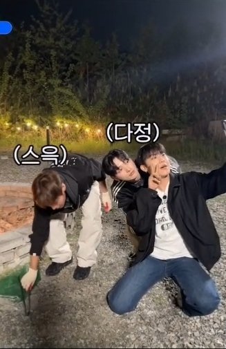dksska0326's tweet photo. 당연하겠지만 우진이한테는 멤버들이랑 함께하는 순간들이 정말 소중한가 봐.. 거의 다 우진캠이야.. 계속 영상으로 남기고 셀카 찍는게 순간순간을 기록해두려고 하는 게 너무 보임🥹 https://t.co/grmAaTL2eg