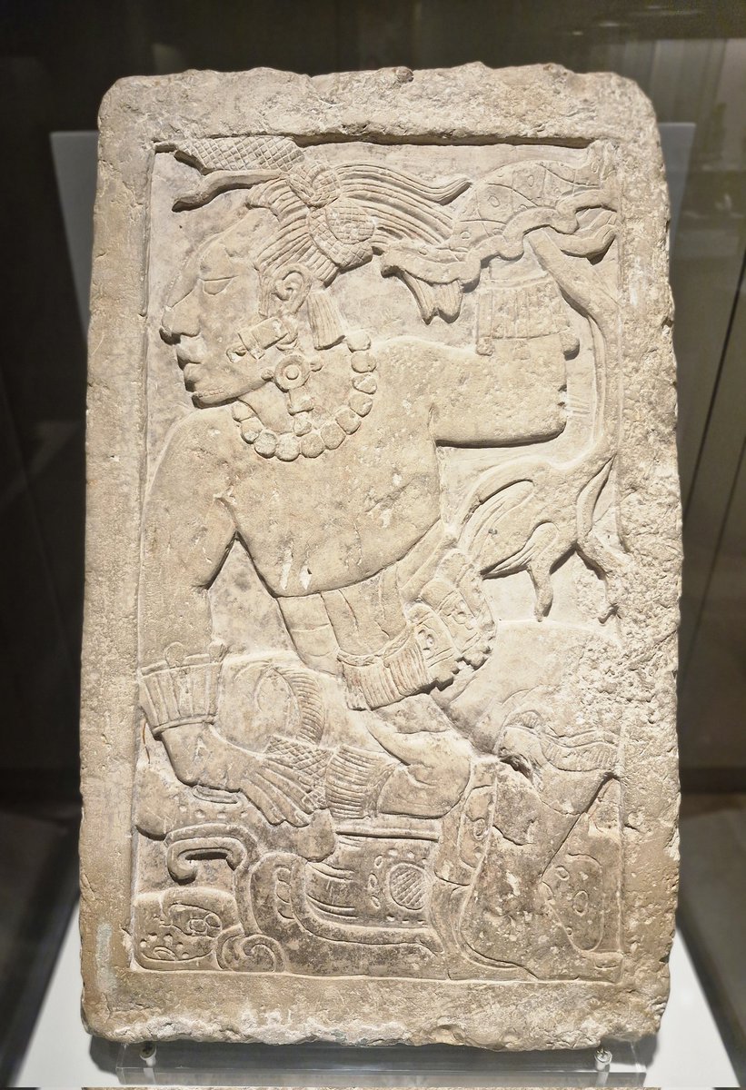 LeoLopezLujan's tweet photo. LA "ESTELA DE MADRID"
  No es una estela, sino una pata del trono real de K'inich Janaab' Pakal. Tampoco es de Madrid, sino que procede del sitio maya de Palenque,  Chiapas. Descubierta por el capitán Antonio del Río en 1787, hoy se encuentra en el Museo de América de Madrid. https://t.co/Y1jPYPKAsV