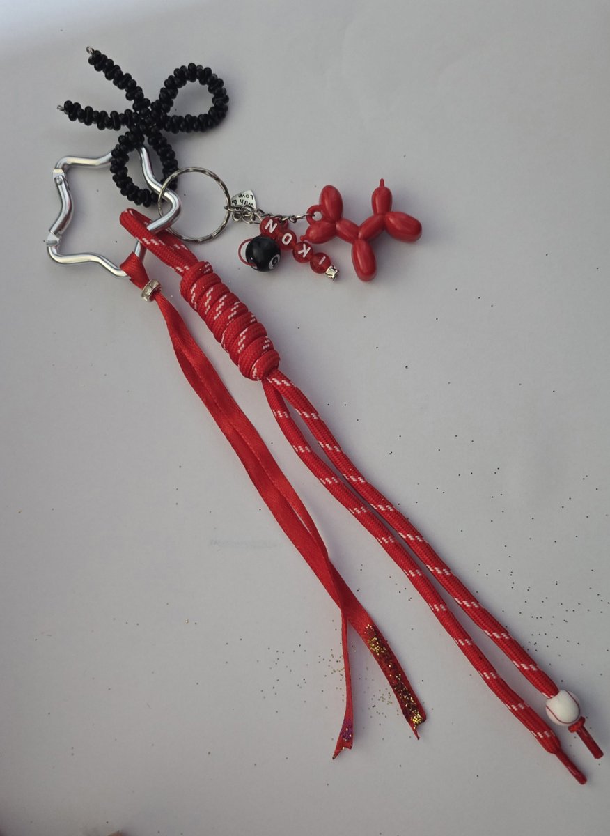 EnnnJayyy's tweet photo. Mabilisang bag charm freebies for iKON FOUREVER TOUR IN MANILA! 😆

Super duper limited quantity 
See you iKONICS! 

#iKONinMANILA 
#iKON_FOUREVER_TOUR 
#iKON https://t.co/tWSByS5oON