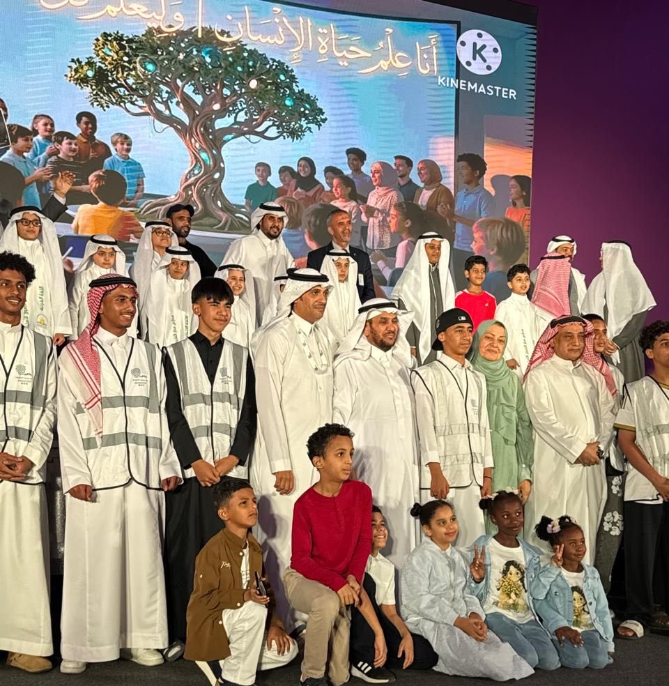 KNews2030_KSA's tweet photo. *مهرجان مسرح الطفل الشعري يختتم فعالياته..إبداعٌ يمزج الأصالة الشعرية بالفنون المستقبلية*
@amal_ha22 

الرياض - أمل الدوسري 

في ليلة تجلّى فيها الشعر بالجمال، وازدانت خشبة المسرح بإبداع الصغار، اختتمت جمعية أدب الطفل وثقافته فعاليات النسخة الأولى من (مهرجان مسرح الطفل الشعري)،في تظاهرة ثقافية وبحضور لافت من المهتمين بالمسرح والثقافة، لترسم العروض المقامة على مسرح مدارس ناسا العالمية لوحة فنية جسدت طموحات جيل واعد، يحاكي بالمسرح ما يلامس الواقع،حيث شهد المهرجان في يومه الثاني تقديم عرضين مسرحيين متميزين،مزجا بين الأصالة الشعرية والتقنيات المسرحية الحديثة،حيث قدمت فرقة خشبة المسارح مسرحية (قومي يا جدة)،وهي مسرحية تراثية حكائية اعتمدت لغة شعرية مبسطة،واستحضرت أنسنة الحيوانات في قالب درامي استهدف وجدان الأطفال،وتعلقهم بالألعاب ووسائل الترفيه،كما قدمت مدرسة منارة التفوق مسرحية (قصة إنجاز)،التي ناقشت بأسلوب تربوي وثقافي تحديات انغماس الأطفال في الألعاب الإلكترونية،وأبرزت أهمية استعادة الشغف بالعلم والطموح،من خلال معالجة شعرية ودرامية مدعومة بتقنيات العرض الرقمي والذكاء الاصطناعي، في رسالة هدفت إلى تنمية الوعي والارتقاء بالذائقة الفنية للنشء،وفي ختام العروض ألقى رئيس جمعية أدب الطفل وثقافته الدكتور سعد الرفاعي كلمة ضافية، أكد فيها رقي المستوى الفني والجمالي الذي قدمته الفرق المشاركة،مشيداً بجودة النصوص والعروض والإخراج، مما يعكس تطور مسرح الطفل في الساحة الثقافية وثراء التجارب الإبداعية المقدمة له. كما وجه شكره لمدارس ناسا العالمية على استضافتها للمهرجان بمسرح فضائي مجهز بأحدث التقنيات الرقمية. وأوضح الدكتور الرفاعي في كلمته أن وزارة الثقافة تولي اهتماما متواصلا بمهرجانات الطفولة، انطلاقا من دورها في تمكين ثقافة الأطفال،وتنمية فنونهم الجمالية،والارتقاء بمهاراتهم الإبداعية،مؤكداً أهمية مسرح الطفل في بناء شخصية طفل واعٍ بحاجاته ومدركا قيمة موهبته،بما ينسجم مع مستهدفات رؤية المملكة العربية السعودية 2030،كما دعا الشباب والمهتمين إلى خوض تجارب مسرحية موجهة للطفل، والاستفادة من تجارب نخبة الحاضرين من رواد المسرح بالمنطقة،فتواجدهم مؤشر تلاحم ثقافي لاستدامة الفنون المسرحية،واختتمت الفعاليات بمشاركة الشاعر عمر عبدالباقي الذي ألقى قصيدة الاحتفاء بالمهرجان كحدث ثقافي جمع المواهب، وسط تفاعل كبير من الجمهور، لتلتقط الصور التذكارية للمشاركين والمنظمين، مخلدة لحظات الفخر بطفل يحمل في يديه شغف العلم، وفي قلبه محبة الفن. ومسرح الطفولة هو الميدان الحقيقي لصناعة جيل ينهض بالوطن.