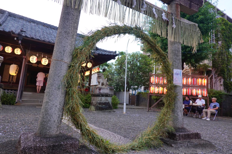 vigoroso88's tweet photo. 仕事帰りに
近くの神社へ⛩️

今日は「夏越の大祓」茅の輪くぐり

静岡��は輪くぐりさん
この半年の間に身についた穢れを祓い、
残り半年の無病息災を祈願してきました✨

今日で一年の折り返し
気持ちを新たに、
後半も笑顔でいきたいと思います😊

＃夏越の大祓
＃輪くぐりさん https://t.co/I6XgLxEABj