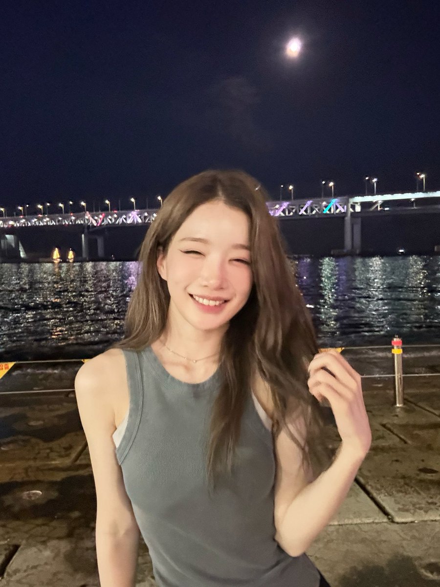 chr0meiru's tweet photo. do u prefer tripleS Kim Yooyeon with a full set of teeth or one tooth only…… https://t.co/VBURQNxt9v