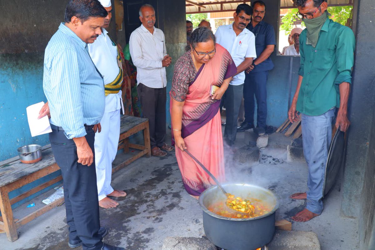 Collector_SDPT's tweet photo. 📒మంగళవారం సిద్దిపేట జిల్లా చిన్నకోడూరు మండల కేంద్రంలోని ఎంపీపీఎస్ మరియు జెడ్పిహెచ్ఎస్ లను ఆకస్మికంగా సందర్శించి మధ్యాహ్న భోజనంను  తనికి చేసిన జిల్లా కలెక్టర్ కె. హైమావతి. https://t.co/SuvAf2zxM1