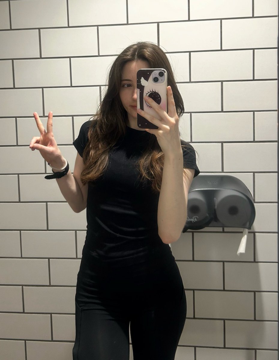 antunyaa_'s tweet photo. trying to be consistent in the gym (for the billionth time) https://t.co/ZpUPJ4m9xT