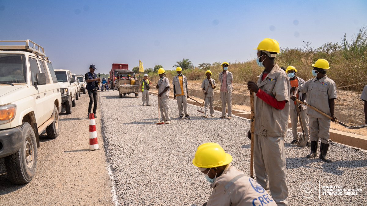 MinITP_RDC's tweet photo. Lomami, lundi 29 juin 2026. Poursuivant sa mission d’itinérance dénommée « caravane infrastructurelle », entamée à Kinshasa puis passée par le Kwango, le Kwilu, le Kasaï, le Kasaï-Central, le Kasaï-Oriental et la Lomami, le Ministre des Infrastructures et Travaux publics, John Banza Lunda, a effectué une mission de terrain à Mwene-Ditu.

 Il a inspecté les chantiers en cours d’exécution et examiné les préoccupations des élus de la province sur les infrastructures.
Cette mission intervient après plusieurs étapes de terrain consacrées à l’évaluation des travaux sur les principaux corridors routiers du Grand Kasaï.

Principaux constats et décisions issus de la mission à Mwene-Ditu :

- Le Ministre a inspecté les travaux de lutte antiérosive sur les avenues Saint-Martin et Kapumu.

- Les travaux sont exécutés par l’Office des Voiries et Drainage (OVD) sur financement du Fonds national d’entretien routier (FONER).

- Selon le Directeur général de l’OVD, Victor Tumba, le site érosif qui provoquait autrefois la coupure de la route sur ce tronçon est totalement maîtrisé.

- Le Ministre s’est rendu sur le terrain après le plaidoyer des élus nationaux concernant les infrastructures routières et le blocage du projet Tshilejelu.

- Il a évalué les besoins financiers afin de lever les obstacles à la mise en œuvre du projet.

- Il a promis d’activer les démarches auprès de l’Exécutif national pour le décaissement des fonds nécessaires à la relance du projet Tshilejelu et des travaux de voirie de Mwene-Ditu.

- Sur l’avenue Kinshasa, l’OVD doit exécuter un projet de construction d’une route de 5 kilomètres.

- L’Office des Routes intervient sur l’axe Mbaya-Musenga, long de 150 kilomètres, afin de relier la Lomami au Lualaba par le territoire de Kapanga.

- Le projet prévoit également la construction du pont modulaire « Mushi Mayi » sur la rivière du même nom.

- Le Ministre s’est ensuite rendu au PK7 du lot 2 de la route Mbuji-Mayi–Nguba, longue de 130 kilomètres.

- Les travaux de structure sont terminés et le revêtement en monocouche est en cours.

- L’approvisionnement en bitume reste bloqué à Matadi et à Lubumbashi.

- Le Ministre a instruit l’Agence Congolaise des Grands Travaux (ACGT) de traiter cette question et a demandé une harmonisation des méthodes de gestion de l’entretien routier par niveau de service (GENIS).

- Le convoi ministériel a poursuivi sa mission vers le Haut-Lomami avec des arrêts à Luputa, où l’administrateur du territoire a remis un mémorandum sur les besoins en infrastructures, puis au poste de contrôle de Kasaï 5.

- À Kanyama, le Ministre a inspecté le projet de construction de la RN1, section Mbuji-Mayi–Nguba.

- Ce projet s’étend sur environ 853 kilomètres entre Mbuji-Mayi et Nguba, à l’intersection des RN1 et RN39.

- Les travaux comprennent la couche de fondation, la plateforme, le revêtement, les buses, les ponts et les installations de signalisation.

- Les équipes poursuivent notamment la construction d’un pont de 5 mètres sur l’axe Kanyama–Kamina.

@Presidence_RDC 
@PrimatureRDC