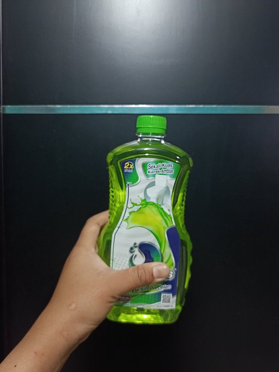 dindafrn's tweet photo. guysss pls selametin akuuu!!! 🧟‍♀️
Aku berhasil nemuin cairan hijau ini buat ngebersihin kerak kamar mandi. sedikit cerita, air di rumahku tergolong yang agak kuning dan menyebabkan meninggalkan bekas di keramik. Ketemu cairan ini, effortless bgt bersihinnya https://t.co/Tfwe8FAmxM