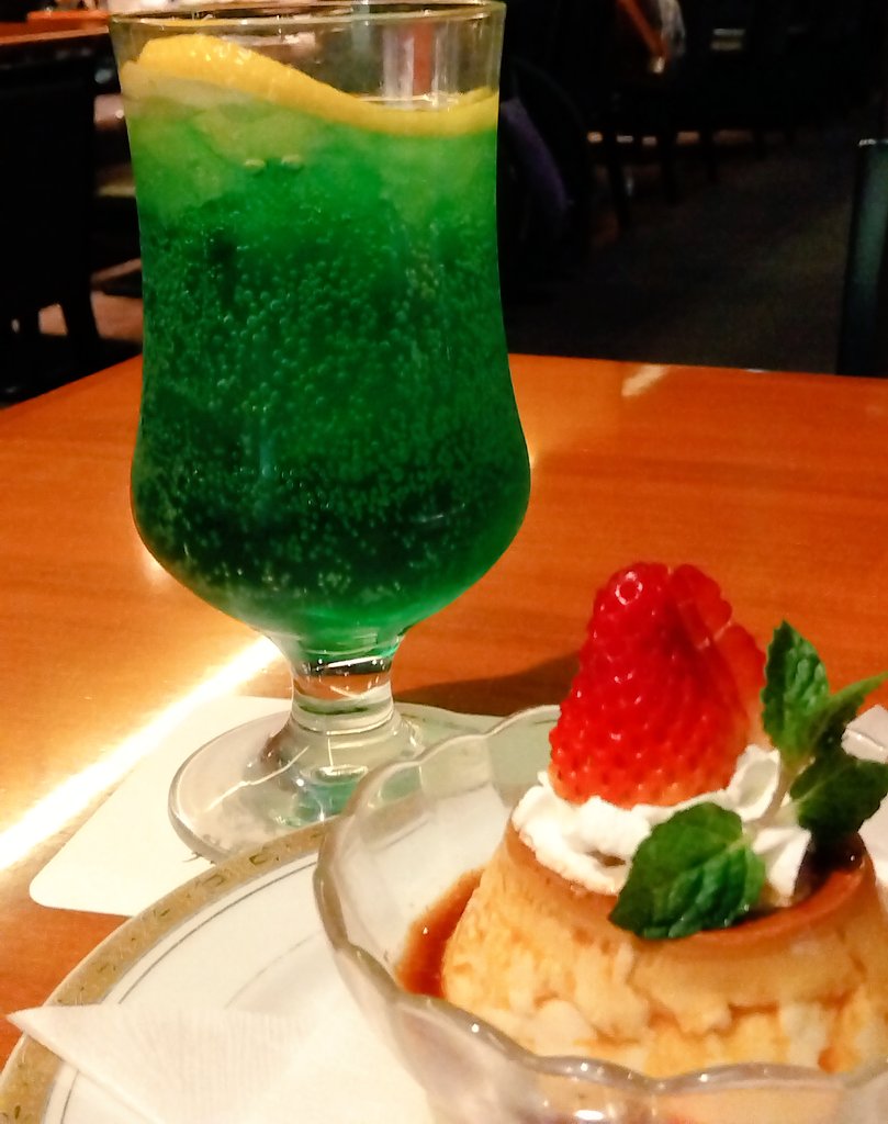 LIRETY2's tweet photo. メロンソーダとプリン、美味しかったです☺️🍀🍮 https://t.co/nJLkd9K5vq