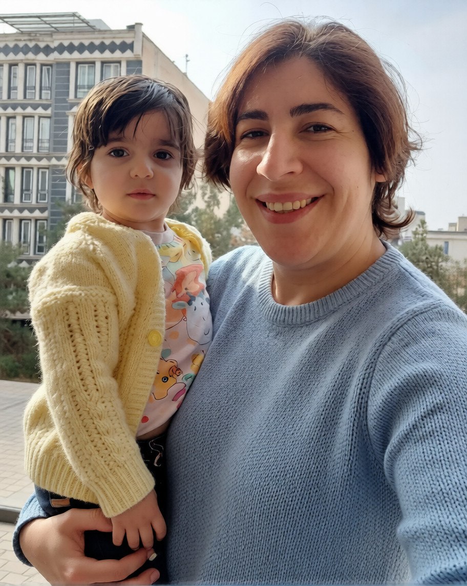 MahinazReza's tweet photo. مگه جای یه بچه‌ی زیر دو سال کنج زندان اوینه؟! رضوانه خان‌بیگی رو با دختر خردسالش، مهفر، برای تحمل ادامه‌ی حبس فرستادن زندان. خانواده‌ای که جرمشون آزادی‌خواهی بوده و حالا دارن اینطوری تاوان میدن. فراموششون نکنیم و صدای این مادر و فرشته‌ی کوچیکش باشیم. 🕊️
#رضوانه_خان_بیگی https://t.co/Z2tq3dUBYc