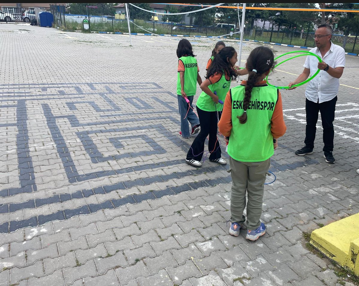 eseshubplus's tweet photo. ESAG projemiz kapsamında, STDV ve Pusula Destek Çemberi hibesiyle çocuklarımızın spor hakkı için anlamlı bir adım attık. eseshub+ ve Toy Gençlik Derneği ortaklığında, Eskişehir ve Hatay’daki iki okulumuza spor ekipmanı desteği sağlayarak geleceğimize köprü olduk. https://t.co/VUgXaV5H6s