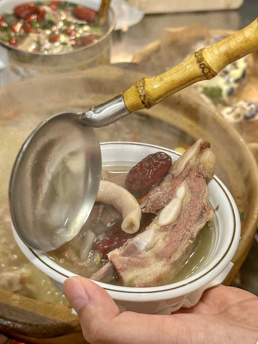 Donovangonza88's tweet photo. 今天加班晚归，推开门就闻到炖萝卜牛腩的香味，刚脱鞋就被塞了温温的牛奶——原来我攒的日常，都是他给的偏爱， https://t.co/OgzS9JfOpD
