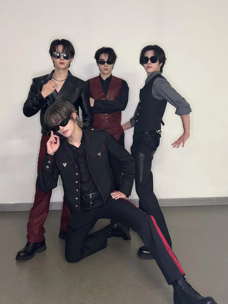 doiekunkun's tweet photo. 260630 #WayV Xiaohongshu update 

Pay attention, it's the number 1 expert in WayV country 
How many seconds do you dare to look us in the eye?
Challenge catching handsome guys to take photos backstage of the performance 💯 times （30/100) https://t.co/X62rwb5IQR