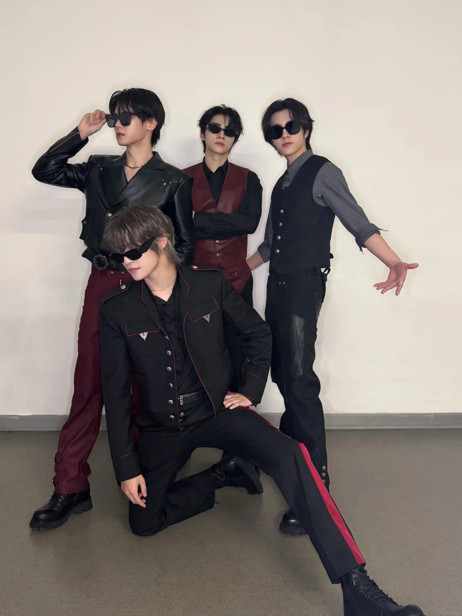 doiekunkun's tweet photo. 260630 #WayV Xiaohongshu update 

Pay attention, it's the number 1 expert in WayV country 
How many seconds do you dare to look us in the eye?
Challenge catching handsome guys to take photos backstage of the performance 💯 times （30/100) https://t.co/X62rwb5IQR
