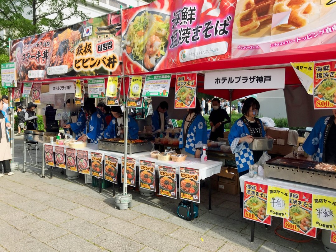 pyon708's tweet photo. リバモ の🏮夏祭り🏮
食べて撮影して！たべる😋そして食べる😁🍧🍗🍟🍡
【8月29日(土)】←この日1日限りなのでお見逃しなく〜📣
1部2部3部共にお祭り撮影向きの時間帯にしました。
1部→13時〜19時
2部→14時半〜20時半
3部→16時〜22時
お祭りの屋台や提灯を背景に🏮♪
✅祭エリア以外のリバモエリアはいつも通り静かです😌夕日🌇撮影や涼しい飲食撮影可能店はこの日は空いてて快適です😋✨