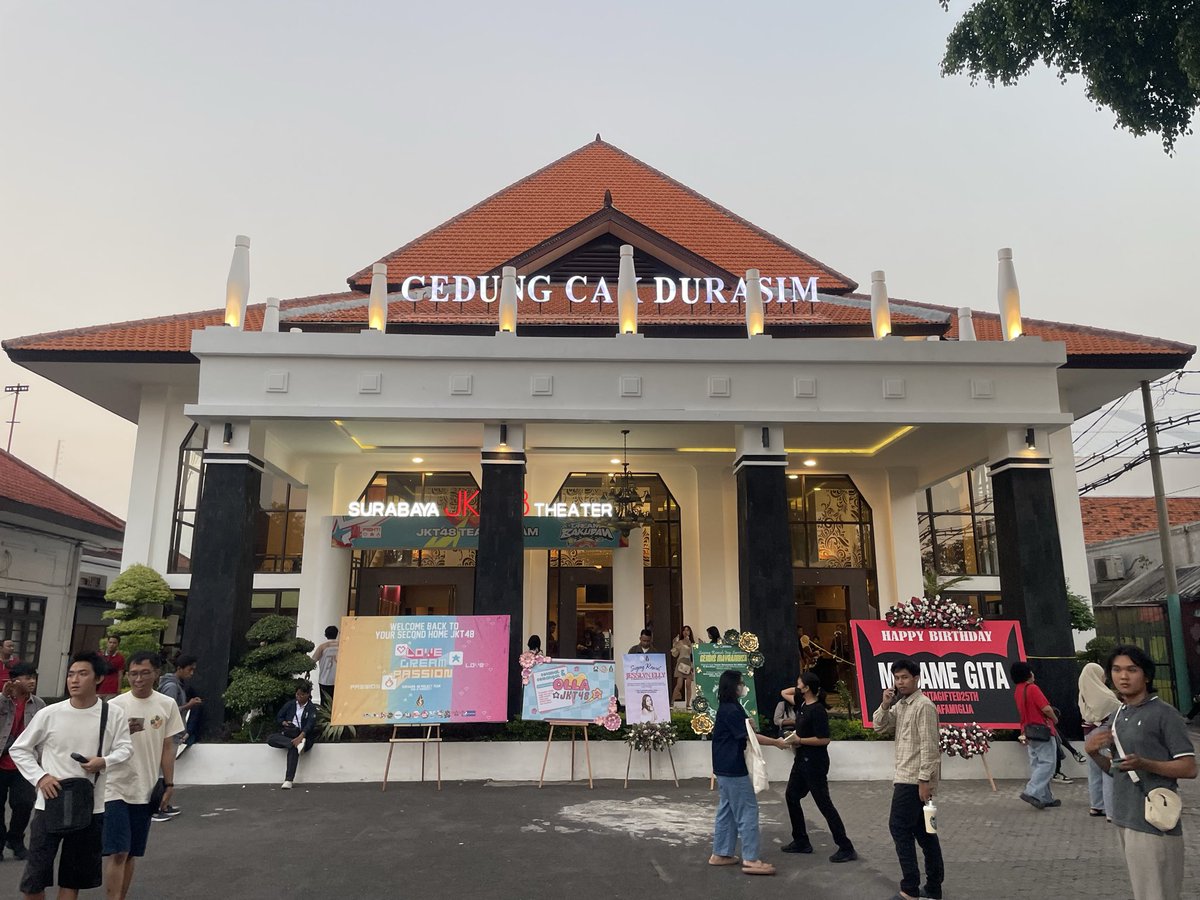 ulumm04's tweet photo. Kembali lagi setelah 2 tahun di tanggal yg sama 😂
#JKT48TheaterSementara
#JKT48TheaterSementaraSurabaya https://t.co/u9QykKWp85