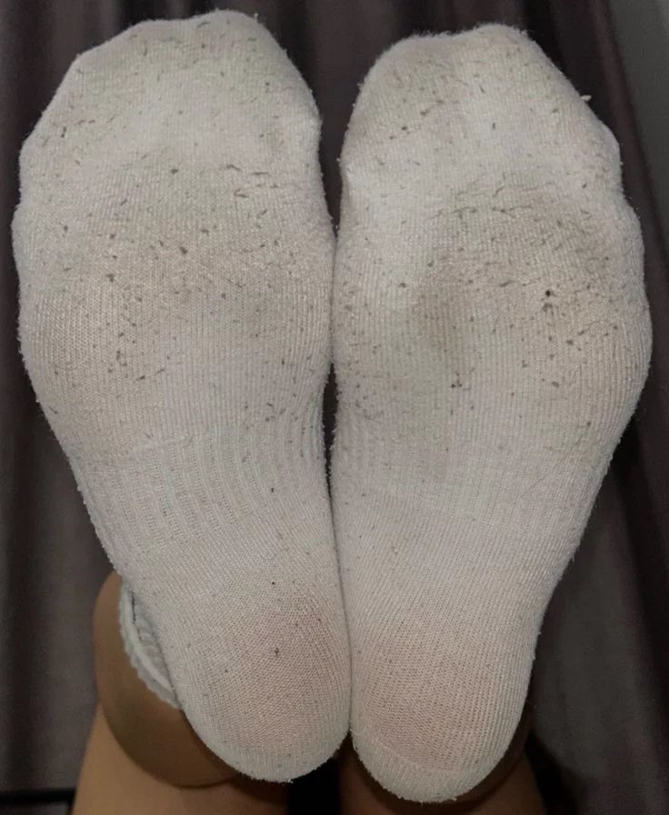 zuke9m's tweet photo. 汚い足裏でｼｺｼｺされたい変態いる？笑
#裏垢女子 https://t.co/yMSVRcadeS