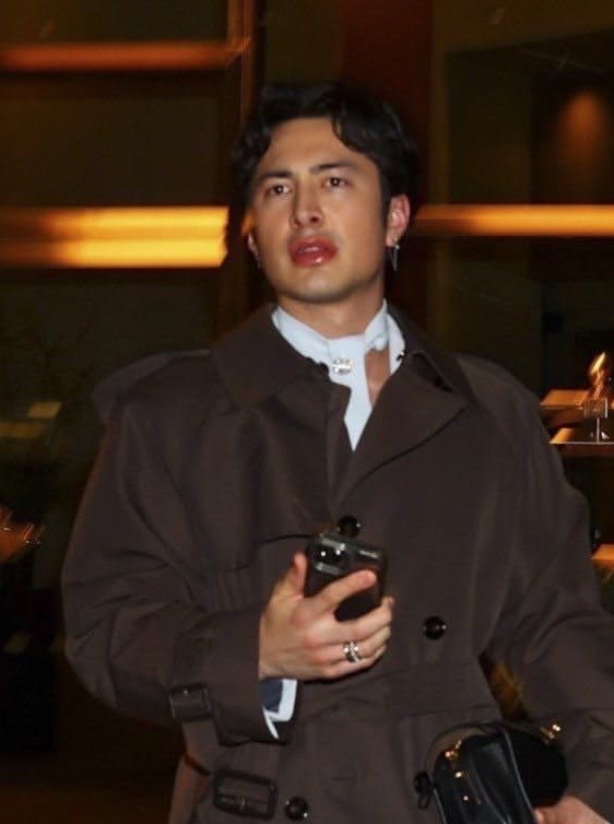 only4hudson's tweet photo. i’m still curious what happened to his lips here https://t.co/3gbZSSXRhv