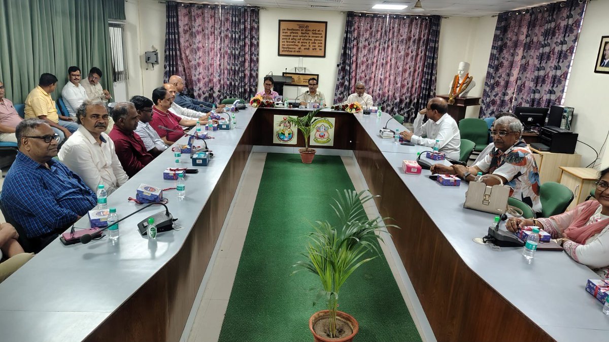 Director_ISc's tweet photo. भौमिकी विभाग के प्रो0 अरूण देव सिंह ने आज विज्ञान संकाय के संकाय प्रमुख का पदभार ग्रहण किया। संस्थान के शिक्षकों, निदेशक कार्यालय के कर्मचारियों ने प्रो0 सिंह का स्वागत किया तथा प्रो0 राजेश कुमार श्रीवास्तव जी के संकाय प्रमुख पद के सफल कार्यकाल हेतु हार्दिक धन्यवाद ज्ञापित किया। https://t.co/uMcTZxmHCj