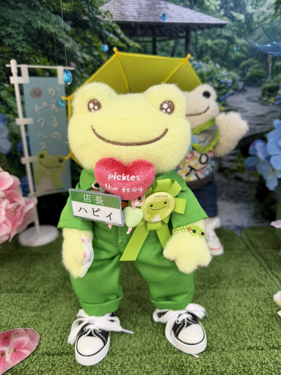yVREXdnFvF98467's tweet photo. フォトスポットで、ハピィ店長とハミィ副店長がお話し中です。

どうやら明日、7月1日
ハピィ店長はお出掛けするようですよ🐸✨

どこに行くのかな？

#picklesthefrog 
#かえるのピクルス https://t.co/bxZ8oAPVhm