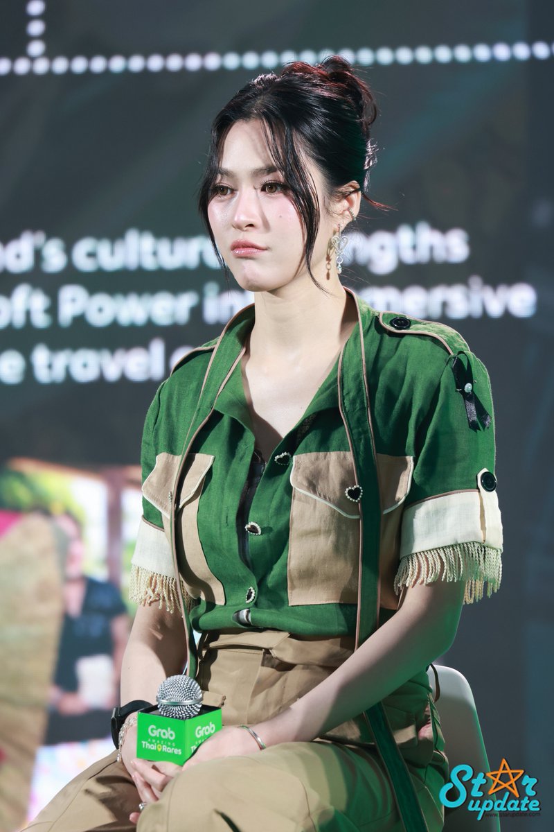 webstarupdate's tweet photo. พี่หลิง #linglingkwong ร่วมพูดคุยในงานแถลงข่าวเปิดตัวแคมเปญ "Grab Amazing Thai Rares เที่ยวไทยลึกแบบไม่ลับ"💚

GRAB LINGORM EVENT
#GrabThaiRaresxทททxLingOrm
#LingOrm #หลิงออม https://t.co/PXcbUPIQYe