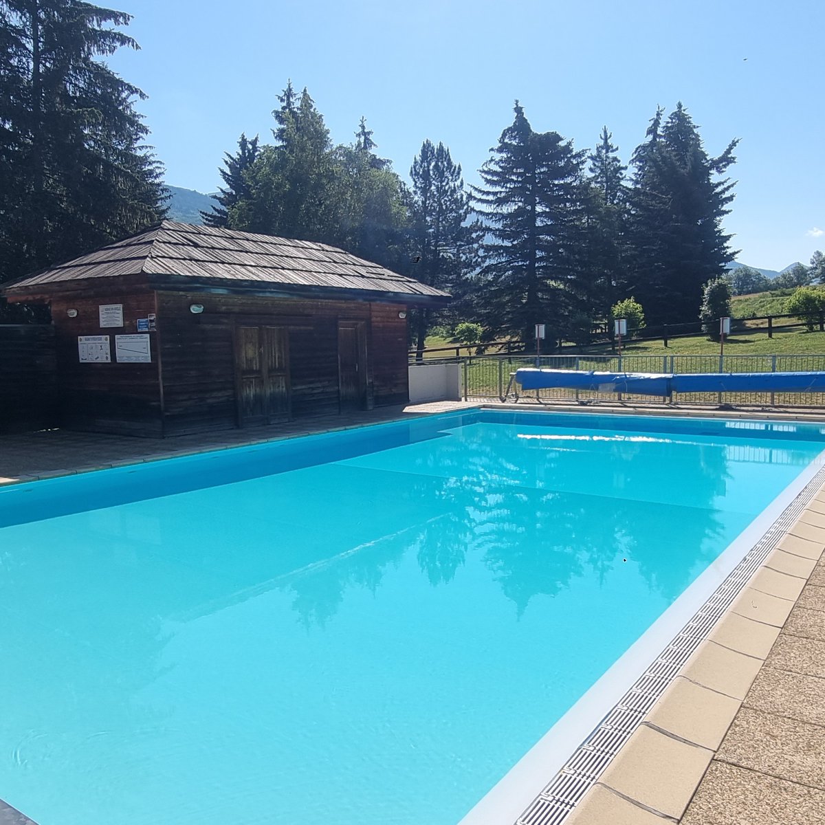 Rockley1's tweet photo. Discover what happened when Jack and Courteny took a whirlwind trip to our brand-new school mountain adventure centre in the stunning French Alpine resort of Serre Chevalier 👇 

https://t.co/VXkWs0liu0 https://t.co/nQd4PsNlGv