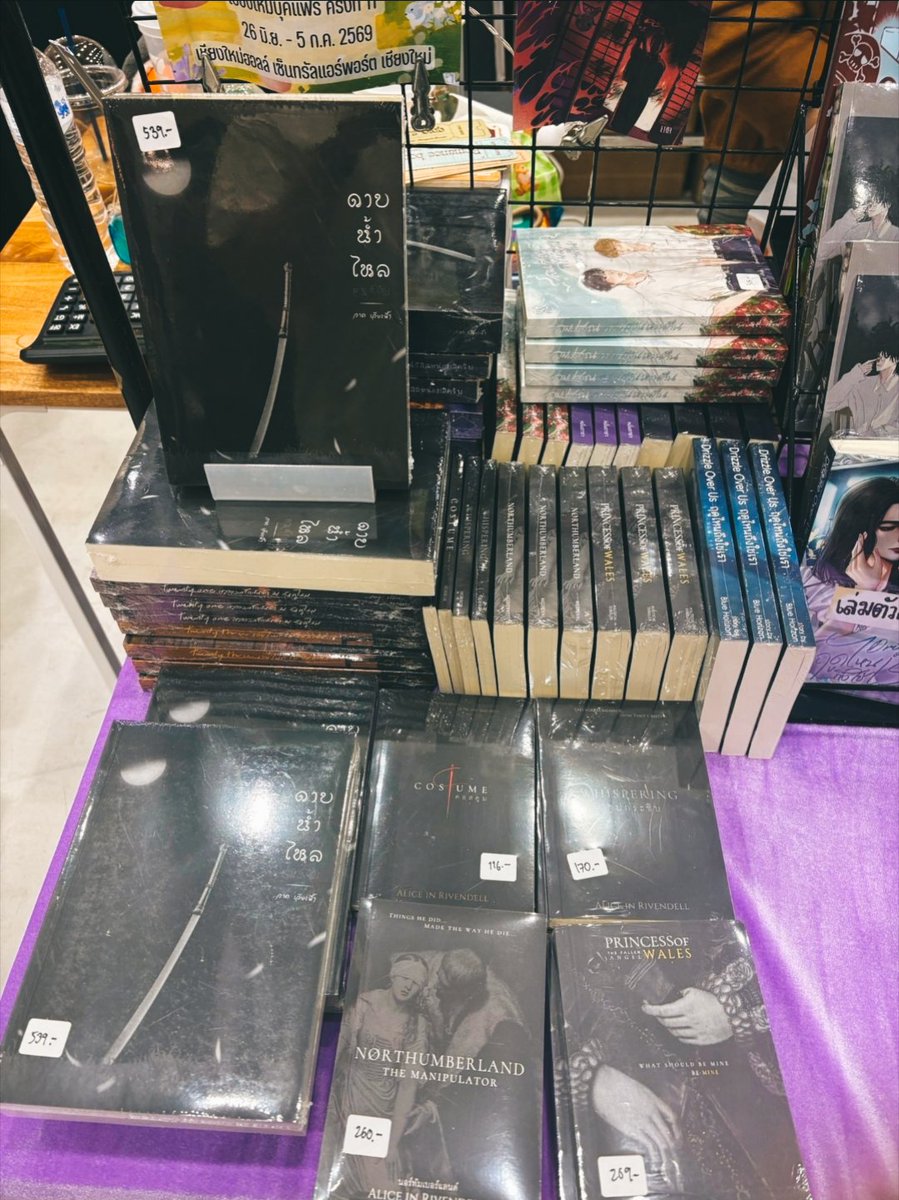 AliceMarryjane's tweet photo. #งานหนังสือเชียงใหม่ 
#ChiangmaiBookFair 

เดอะแก๊งไปถึงบูธแล้ว 🔥🔥🔥 ฝากเพื่อนๆ พี่ๆ ชาวเชียงใหม่ใจดี แวะ #D03 @books_aladdin อุ้มเด็กๆ ปกดำกลับบ้านกันด้วยนะคะ ^^

#จักรวาลหอคอยลอนดอน #ดาบน้ำไหล 
#นิยายอิงประวัติศาสตร์ 
#Ravendale #TheHistorymaker https://t.co/Rxr5p4TDCr