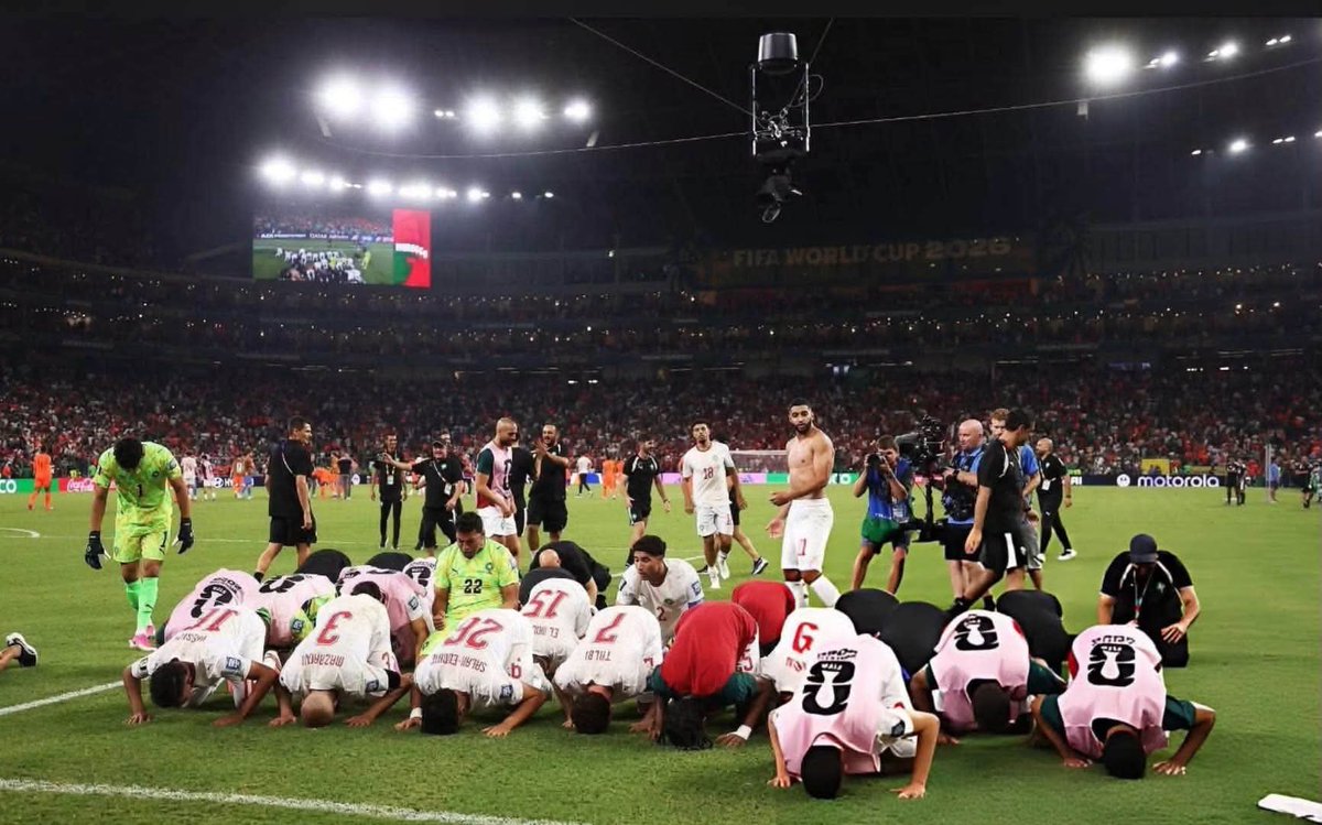 Cool_Ustaz's tweet photo. The Moroccan national team before taking the penalty shootouts: Reciting Al-Fatiha

After winning the penalty shootouts: A prostration of gratitude. https://t.co/nQNvGfK1tn