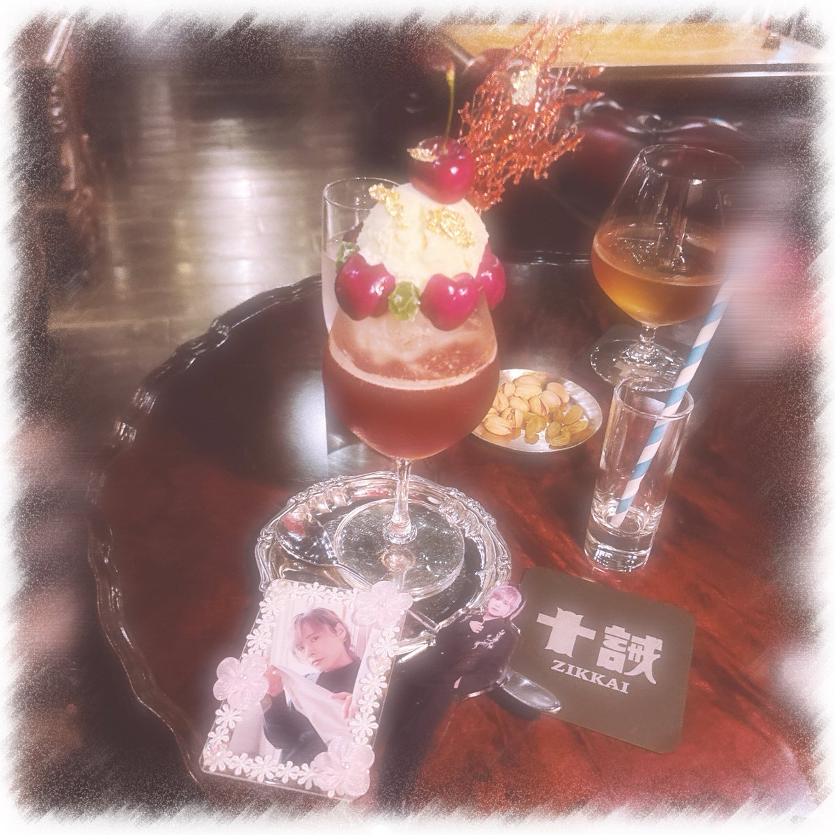 akahapi0612's tweet photo. 太宰治の桜桃クリームソーダカクテルをいただきのぶぺこりん🍒✨
本の物語をコンセプトにしたお酒やアフタヌーンティーが楽しめる素敵なお店でした☺️📚
お酒が強くなったと噂ののぶくん！！
是非行ってみて欲しいです🤭💕

 #のぶおやつ https://t.co/VoE2Y1qPJM