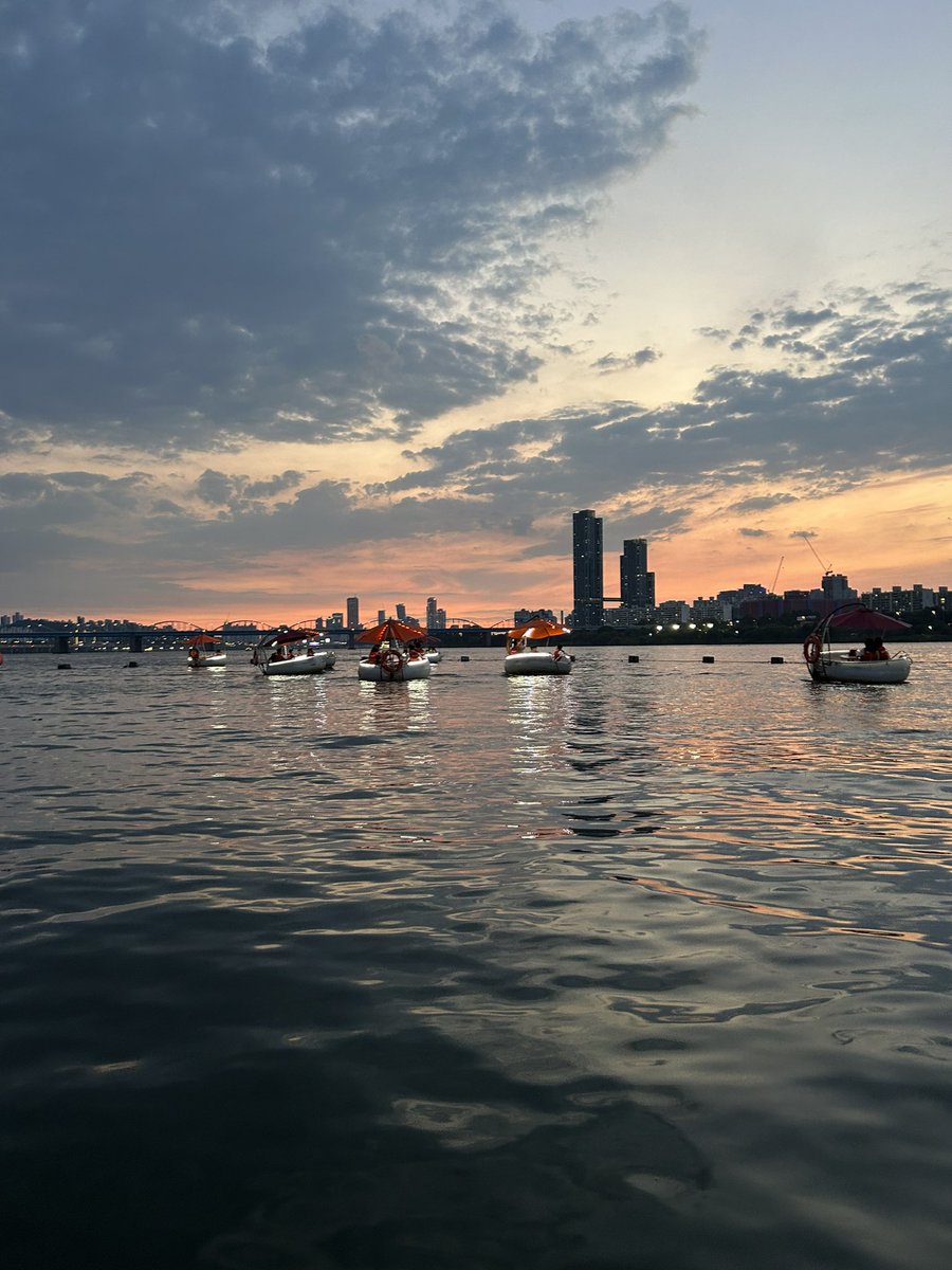 0_0nar1n2's tweet photo. 한강은 노을질때가 제일 예뻐요🌅 https://t.co/6YjB5AwoNc