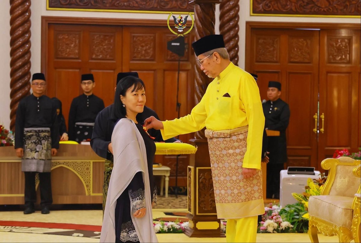 Kimia_Malaysia's tweet photo. Setinggi-tinggi tahniah diucapkan kepada ChM Puan Nancy Lai Siew Joon, Ketua Bahagian Analisis Industri KIMIA Sarawak atas penganugerahan Pingat Perkhidmatan Awam iaitu Pingat Perkhidmatan Bakti (P.P.B) tahun 2024.
#JabatanKimiaMalaysia
#MOSTI
#penganugerahanpingat https://t.co/9LK2FZjIUe