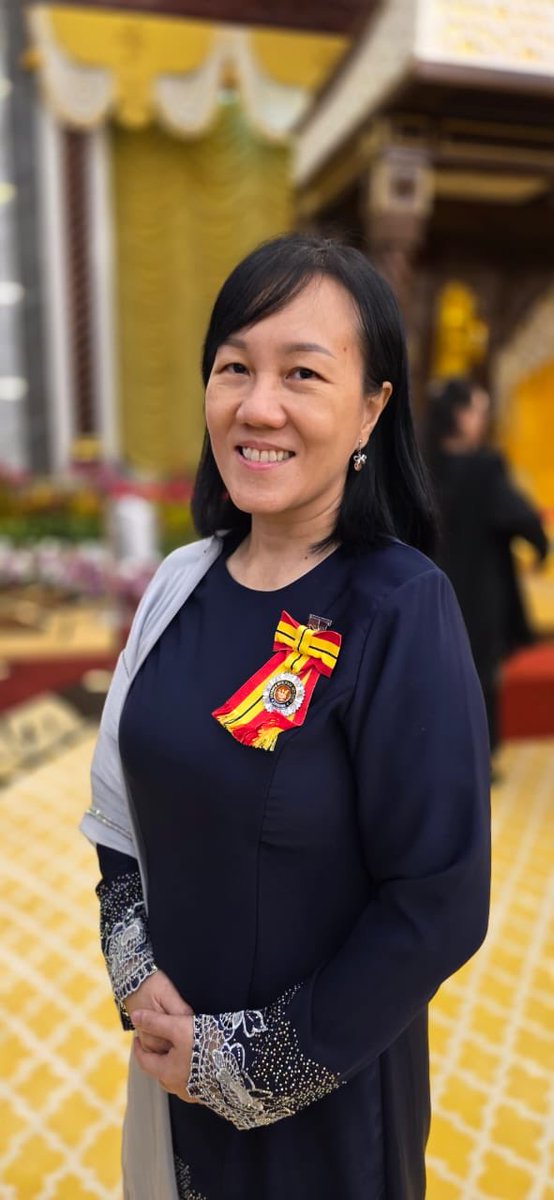 Kimia_Malaysia's tweet photo. Setinggi-tinggi tahniah diucapkan kepada ChM Puan Nancy Lai Siew Joon, Ketua Bahagian Analisis Industri KIMIA Sarawak atas penganugerahan Pingat Perkhidmatan Awam iaitu Pingat Perkhidmatan Bakti (P.P.B) tahun 2024.
#JabatanKimiaMalaysia
#MOSTI
#penganugerahanpingat https://t.co/9LK2FZjIUe