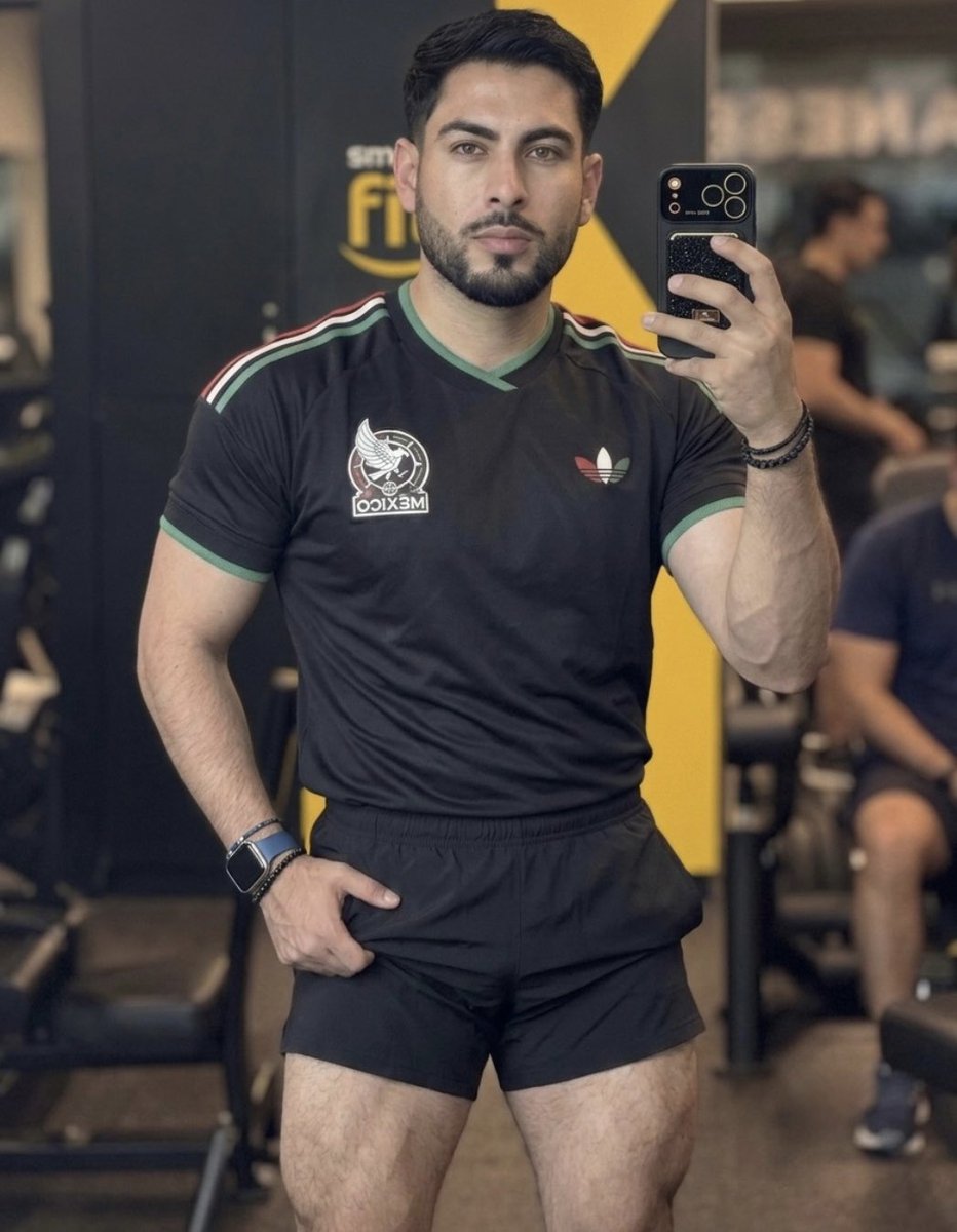 IamCharlesAFV's tweet photo. Puro fomo si te pierdes este entreno random. La vibe es crack con este jersey aesthetic del Tri 🇲🇽.
Que no me funen, pero amo este outfit. El único cringe es mi cara... lo sé. 😂
#gym #fitness #crack #aesthetic #fomo #random #funar @mexico https://t.co/3ffK7rpQji