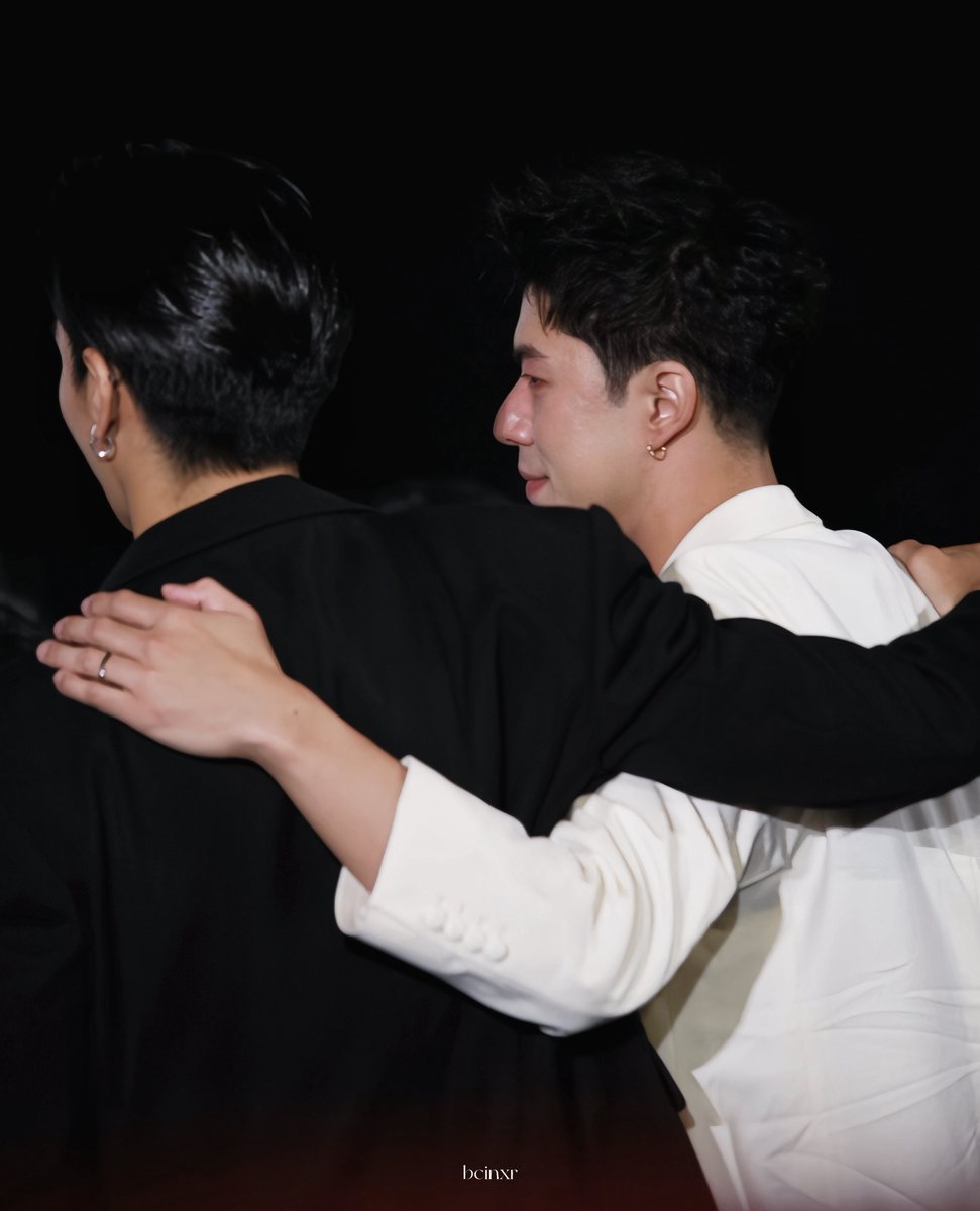 ShoOfChangming's tweet photo. น้องนายติดสกินชิปพี่ตรีจริงๆนะ ชินกับมือของพี่และก็สบายใจที่จะสัมผัสพี่กลับด้วย ดูตัวเร้กตัวน้อยไปเลยเวลาที่ได้อยู่กับพี่ หัวเราะได้เต็มที่ ยิ้มได้เต็มที่ อ้อนได้เต็มที่อีกเช่นกัน เพราะรู้ดีว่าถ้าขอกอด พี่ตรีจะอ้าแขนกอดตอบน้องเสมอ ความสัมพันธ์ดีเริ่ด มีหนึ่งไม่มีสองจริงๆ https://t.co/0nPZPPsVz3