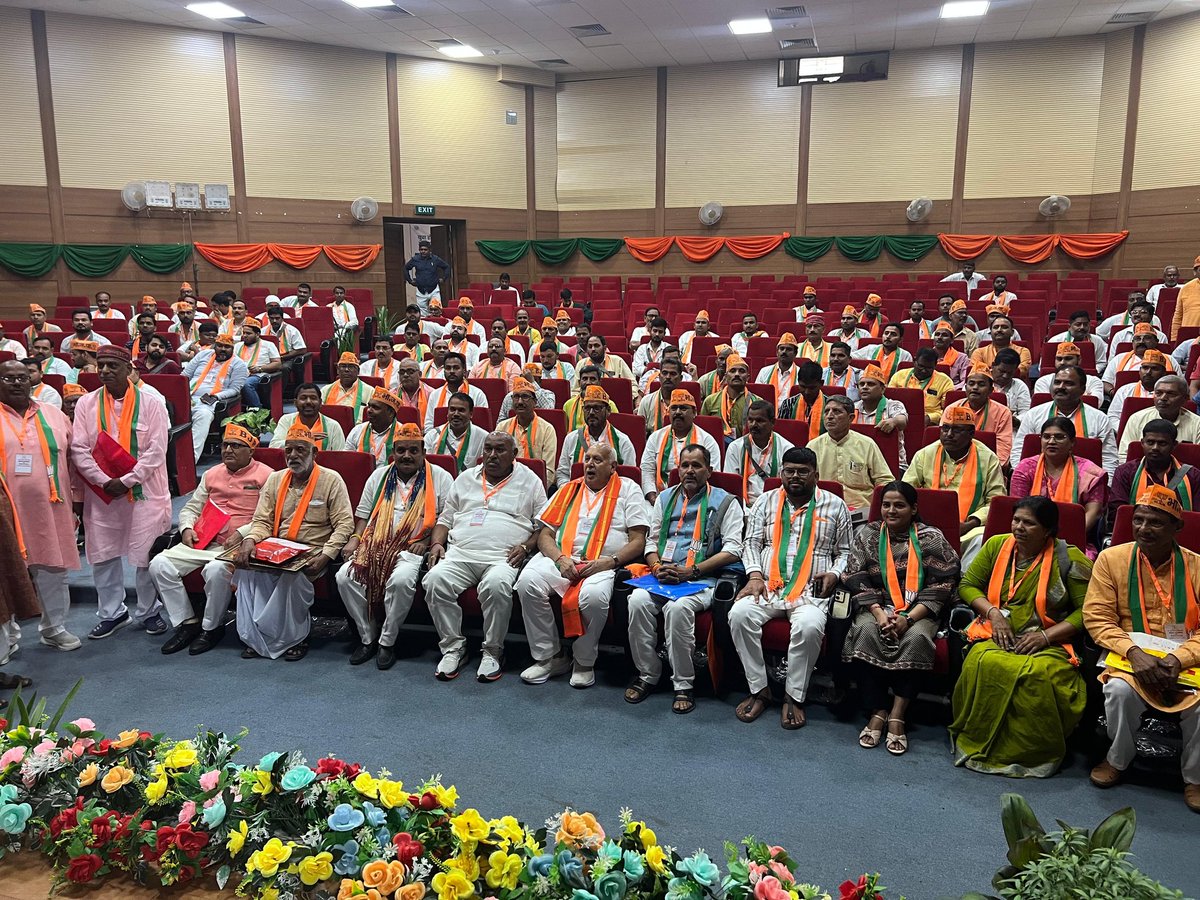 SanjuDeviMLA's tweet photo. आज लोहिया भवन, अम्बेडकरनगर में आयोजित पंडित दीनदयाल उपाध्याय प्रशिक्षण महाअभियान-2026 के जिला प्रशिक्षण वर्ग के द्वितीय दिवस के समापन सत्र में मुख्य वक्ता के रूप में माननीय कैबिनेट मंत्री सूर्य प्रताप शाही जी का प्रेरणादायी मार्गदर्शन प्राप्त हुआ।

माननीय मंत्री जी ने संगठन की कार्यपद्धति, सेवा, सुशासन, राष्ट्र प्रथम की भावना तथा अंत्योदय के विचार को जन-जन तक पहुँचाने का आह्वान किया। उनके ओजस्वी एवं विचारोत्तेजक उद्बोधन से सभी कार्यकर्ताओं को संगठन के प्रति नई ऊर्जा, प्रेरणा एवं वैचारिक स्पष्टता प्राप्त हुई।

#Tanda #AmbedkarNagar #Sanjudevi