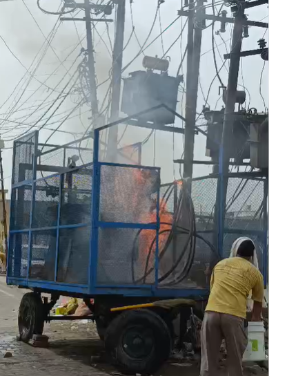 bstvlive's tweet photo. बागपत : ओवरलोड होने के चलते ट्रांसफार्मर में लगी आग
➡️ट्राली में रखा ट्रांसफार्मर धूं-धूंकर जला
➡️ट्रांसफार्मर में भीषण आग का वीडियो वायरल
➡️मौके पर मौजूद लोगों के पानी डालकर पाया काबू
➡️बड़ौत कोतवाली के नेहरू रोड कॉलोनी की घटना
#Baghpat #Baraut #TransformerFire #Overload @baghpatpolice @UPPCLLKO @fireserviceup