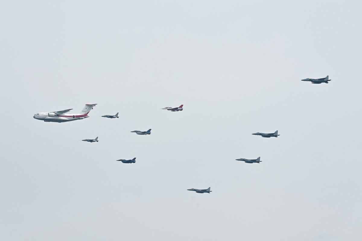 luben0625's tweet photo. 機体が入れ替わって5機編隊 https://t.co/c4Jg30z6Br