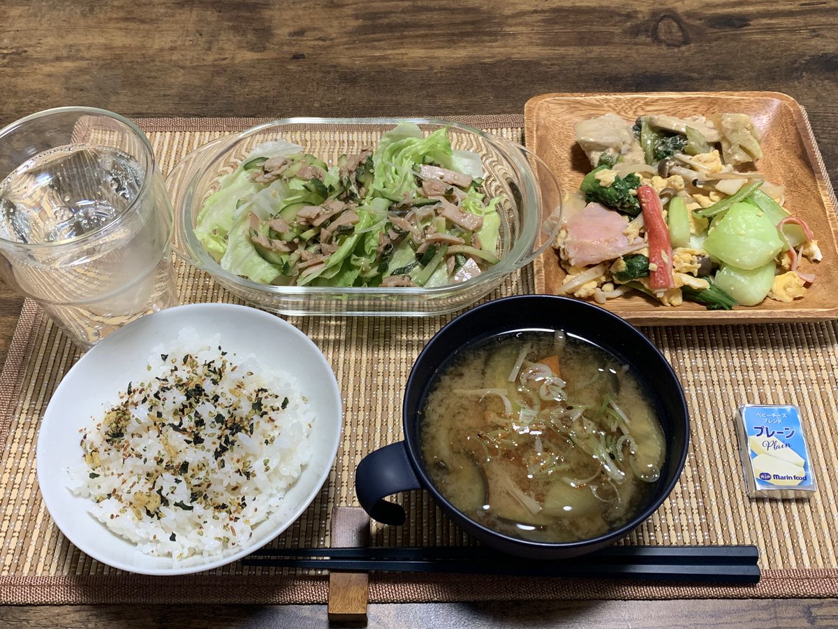 living_alone223's tweet photo. #今夜はこれで決まり！

青梗菜と玉子とハムの中華炒め
なすとにんじんえのきの味噌汁

だいぶ冷蔵庫の中身が減ってきました🤔しかし明日は飲み会なのですよ！💦野菜が使いきれなさそうだなあ… カットして冷凍とか考えないと💡今夜も美味しくご馳走様❗️
#一人暮らし　#自炊
#料理好きな人と繋がりたい https://t.co/YlJZGnNzxi