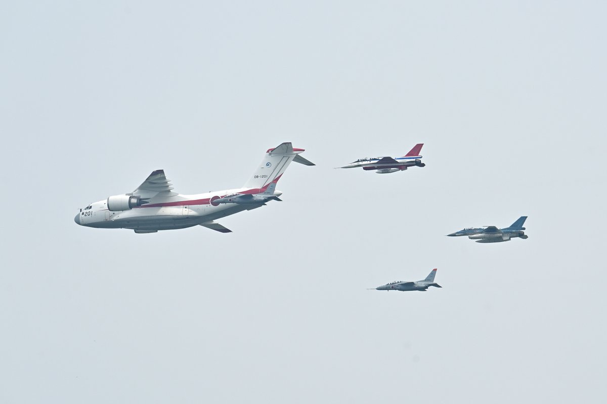 luben0625's tweet photo. 機体が入れ替わって5機編隊 https://t.co/c4Jg30z6Br