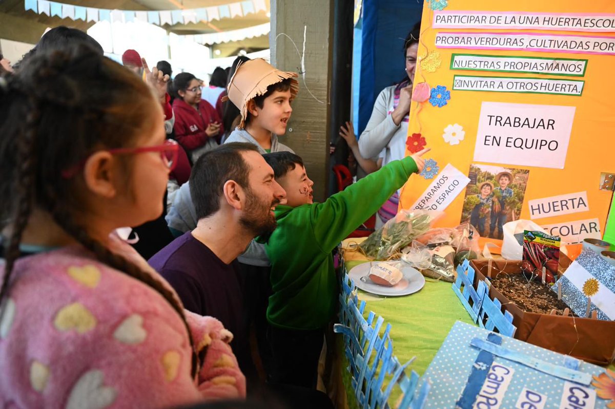 DamianSelci's tweet photo. FERIA REGIONAL DE ARTE, CIENCIA Y TECNOLOGÍA EN LA TÉCNICA N° 2 🧪💻🎨

Estuvimos en la Escuela Técnica N° 2 para recorrer la Feria Regional de Arte, Ciencia y Tecnología que en esta edición contó con 80 stands y la participación de toda la comunidad educativa de Hurlingham. 

Desde el Municipio acompañamos cada Feria Regional porque son espacios donde se potencia el aprendizaje y conocimiento de los estudiantes, a la vez que se reduce el uso y tiempo frente a las pantallas. 

Seguimos trabajando para que los chicos y chicas de Hurlingham tengan la educación que se merecen. ¡Felicitaciones! ♥️