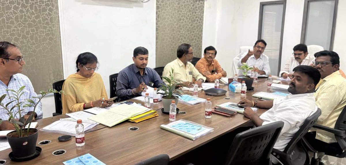 degalaprabha7's tweet photo. కార్పొరేషన్ బలోపేతానికి సమిష్టి కృషి చేయాలి....
త్వరలో పలు పైలట్ ప్రాజెక్టుల ప్రారంభం....
నేడు తాడేపల్లి ఏపీఐడిసి కార్యాలయంలో జరిగిన కార్పొరేషన్ బోర్డు సమావేశంలో, కార్పొరేషన్ పురోగతి పై తదితరు అంశాలపై కార్పొరేషన్ డైరెక్టర్లు, అధికారులతో సుదీర్ఘంగా చర్చించడం జరిగింది.
#apidc https://t.co/BV02GTYyki