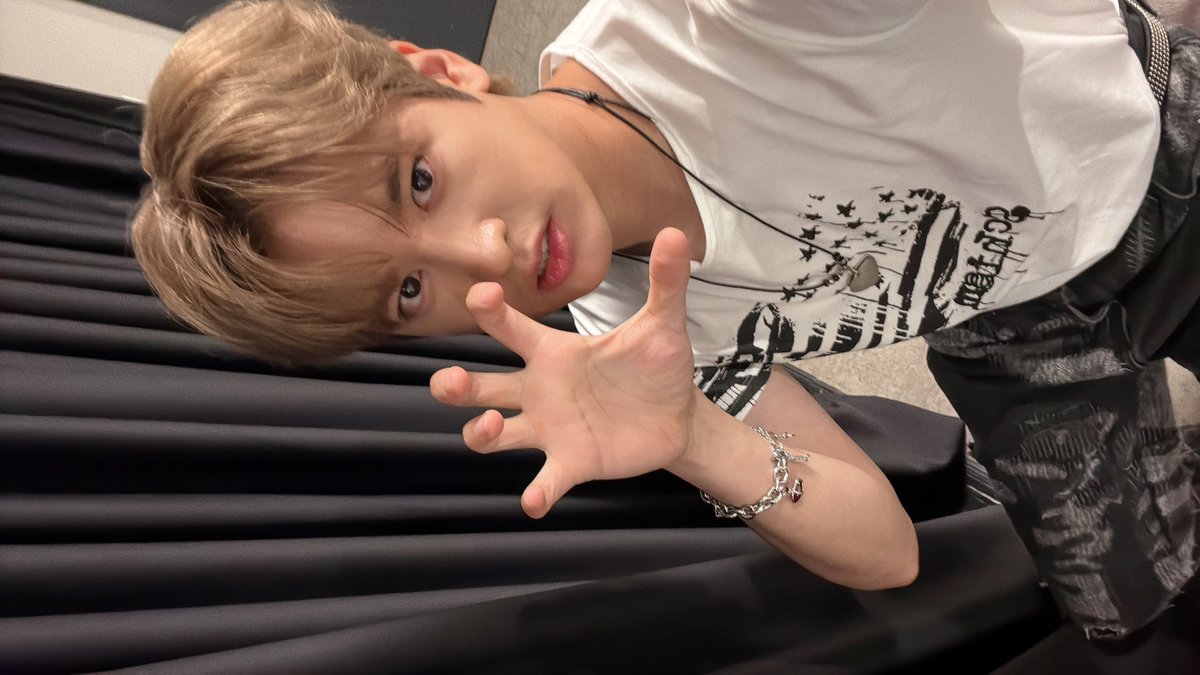 jiwonscherry's tweet photo. CHANWOO SENT A SELCA!?!✨✨✨ https://t.co/RaDIcOhMgs