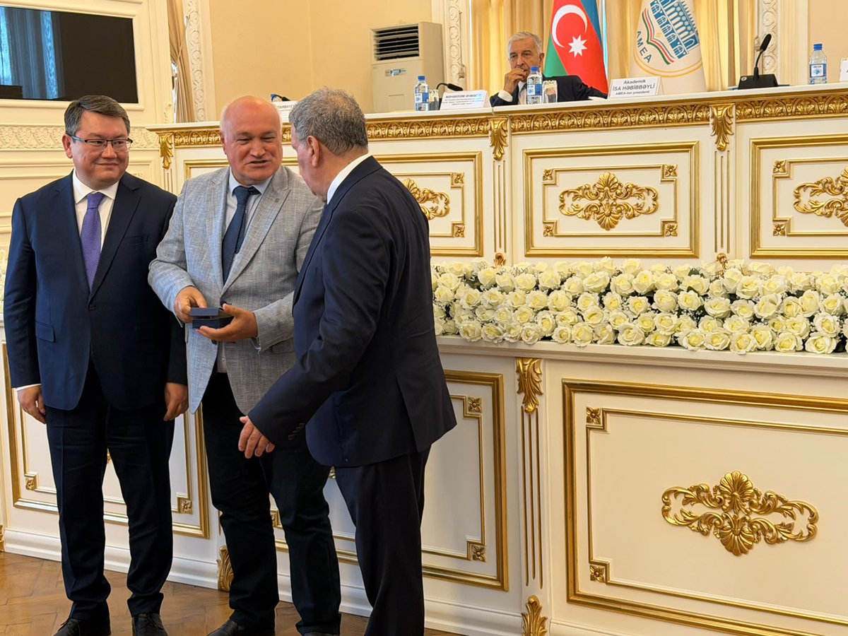 ProfTaal's tweet photo. Şahsımı bir madalya ile öldüllendiren Azerbaycan Bilimler Akademisine şükranlarımı sunarım. https://t.co/nAP8LAx1jB