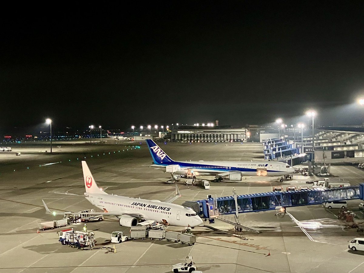 Centrairairport's tweet photo. セントレアスカイデッキなう。この時間ちょっと蒸し暑さ感じますね。今日で上半期も終わり。明日からまた心機一転、気持ちも新たに頑張っていきます。今日も疲れた身体に夜景が染みます。夜の空港良いですよね。今日も一日お疲れ様でした。 https://t.co/wIoRRH5DKF