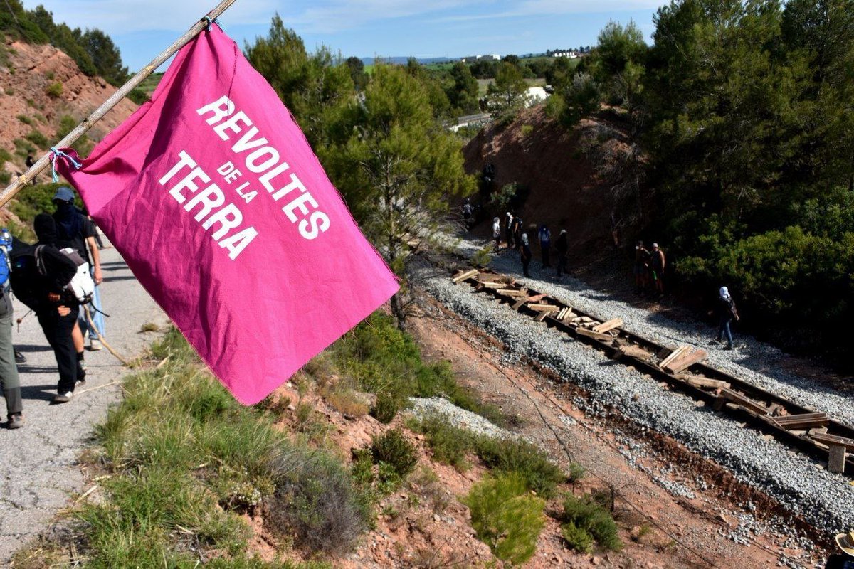 HoritzoS's tweet photo. ‼️ #ÚltimaHora | Operació repressiva contra participants en la mobilització de Revoltes de la Terra del passat mes d'abril.

Han detingut tres persones als voltants dels seus domicilis, mentre que el domicili d'una quarta persona es troba sota vigilància. (informa @La_Directa) https://t.co/DfjzU5wQ9H