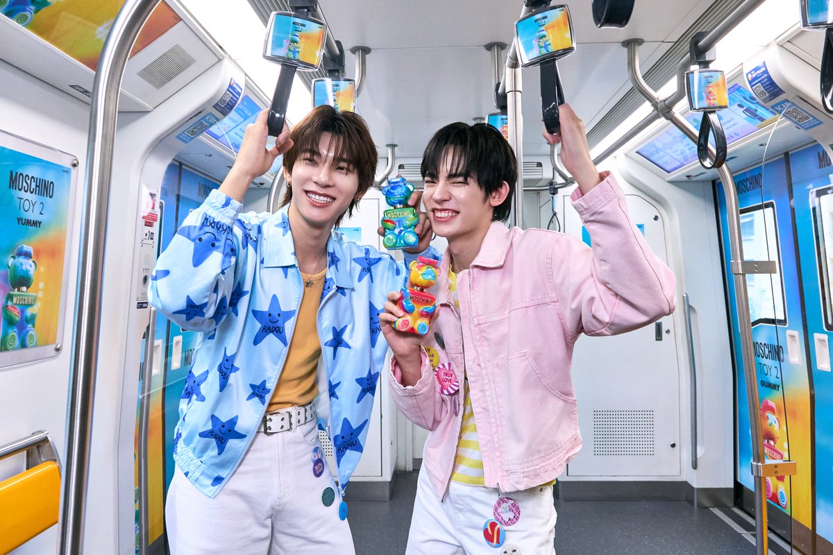 mintmag_th's tweet photo. หวานจึ้งใจ! 2 หนุ่ม #ตี๋ตี๋ป๋อ ร่วมเปิดตัวน้ำหอม Moschino Toy 2 Gummy Yummy มาในดีไซน์ขวดรูปเท็ดดี้แบร์สุดไอคอนิก พร้อมถ่ายทอดความสดใส และความสนุกสนานในแคมเปญสุดน่ารัก เปลี่ยนทุกการเดินทางให้เต็มไปด้วยสีสัน ชวนให้นึกถึงความทรงจำ 💚

#TeeteePorxMoschinoFragrances
#MoschinoFragrances
#MoschinoGummyYummyTH
#teeteepor
#MintMagTH