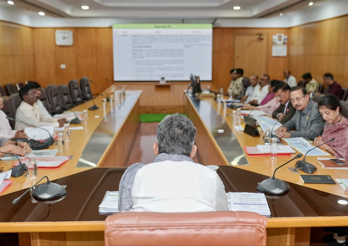 DKShivakumar's tweet photo. ಅಗತ್ಯ ಸುರಕ್ಷತಾ ಕ್ರಮಗಳೊಂದಿಗೆ ಬಂಡಿಪುರ–ನಾಗರಹೊಳೆ ಸಫಾರಿ ಆರಂಭಿಸಲು ಕ್ರಮ

ವಿಧಾನಸೌಧದ ಸಮಿತಿ ಕೊಠಡಿಯಲ್ಲಿ ಇಂದು ಕರ್ನಾಟಕ ರಾಜ್ಯ ವನ್ಯಜೀವಿ ಮಂಡಳಿಯ ಸ್ಥಾಯಿ ಸಮಿತಿಯ ಸಭೆ ನಡೆಸಿ, ಅಧಿಕಾರಿಗಳಿಂದ ಮಾಹಿತಿ ಪಡೆದು ಅಗತ್ಯ ಸೂಚನೆಗಳನ್ನು ನೀಡಲಾಯಿತು.

- ಸಭೆಯಲ್ಲಿ ಅಧಿಕಾರಿಗಳು ನೀಡಿದ ಮಾಹಿತಿಯಂತೆ, ಬಂಡಿಪುರ ಮತ್ತು ನಾಗರಹೊಳೆ ಪರಿಸರ ಪ್ರವಾಸೋದ್ಯಮ ಹಾಗೂ ಸಫಾರಿ ಪ್ರದೇಶಗಳಲ್ಲಿ ಹುಲಿಗಳು ಮತ್ತು ಚಿರತೆಗಳ ಸಾಂದ್ರತೆಯು, ಮಾನವ–ವನ್ಯಜೀವಿ ಸಂಘರ್ಷ ಹೆಚ್ಚಿರುವ ಪ್ರದೇಶಗಳಿಗಿಂತ ಅಧಿಕವಾಗಿದೆ. ಈ ಹಿನ್ನೆಲೆಯಲ್ಲಿ ಪ್ರವಾಸಿಗರ ಸುರಕ್ಷತೆಗೆ ಯಾವುದೇ ಧಕ್ಕೆಯಾಗದಂತೆ ಅಗತ್ಯ ಮುನ್ನೆಚ್ಚರಿಕೆ ಹಾಗೂ ಸುರಕ್ಷತಾ ಕ್ರಮಗಳನ್ನು ಕಟ್ಟುನಿಟ್ಟಾಗಿ ಪಾಲಿಸಿ ಸಫಾರಿ ಚಟುವಟಿಕೆಗಳನ್ನು ಆರಂಭಿಸಲು ಸಮ್ಮತಿಸಲಾಗಿದೆ.

- ಹಾಗೆಯೇ ಮೇಕೆದಾಟು ಯೋಜನೆಗೆ ಸಣ್ಣಪುಟ್ಟ ನೆಪಗಳನ್ನು ಮುಂದಿಟ್ಟು ಸುಪ್ರೀಂಕೋರ್ಟ್‌ನಲ್ಲಿ ತಕರಾರು ಮಾಡಲು ತಮಿಳುನಾಡು ಪ್ರಯತ್ನಿಸುತ್ತಿದೆ. ಈ ತಾಂತ್ರಿಕ ಸಮಸ್ಯೆಗಳನ್ನು ಸೂಕ್ಷ್ಮವಾಗಿ ಪರಿಶೀಲಿಸಿ, ಪರಿಣಾಮಕಾರಿಯಾಗಿ ಬಗೆಹರಿಸಲು ಅಧಿಕಾರಿಗಳಿಗೆ ತಿಳಿಸಲಾಗಿದೆ.

- ಸಾರ್ವಜನಿಕರ ಸುರಕ್ಷತೆಗೆ ಆದ್ಯತೆ ನೀಡಿ ಅಪಾಯಕಾರಿಯಾಗಿರುವ ಮರಗಳು ಮತ್ತು ಕೊಂಬೆಗಳನ್ನು ಗುರುತಿಸಿ, ಅವುಗಳ ತೆರವಿಗೆ ತುರ್ತು ಕ್ರಮಗಳನ್ನು ಕೈಗೊಳ್ಳುವಂತೆ ಸಂಬಂಧಪಟ್ಟ ಇಲಾಖೆಗೆ ಆದೇಶಿಸಲಾಗಿದೆ.

ಈ ಸಂದರ್ಭದಲ್ಲಿ ಅರಣ್ಯ ಮತ್ತು ವನ್ಯಜೀವಿ ಸಂರಕ್ಷಣೆಯ ರಾಯಭಾರಿಗಳಾದ ಶ್ರೀ ಅನೀಲ್‌ ಕುಂಬ್ಳೆ ಅವರು ಹಾಗೂ ಇಲಾಖೆಯ ಹಿರಿಯ ಅಧಿಕಾರಿಗಳು ಉಪಸ್ಥಿತರಿದ್ದರು.