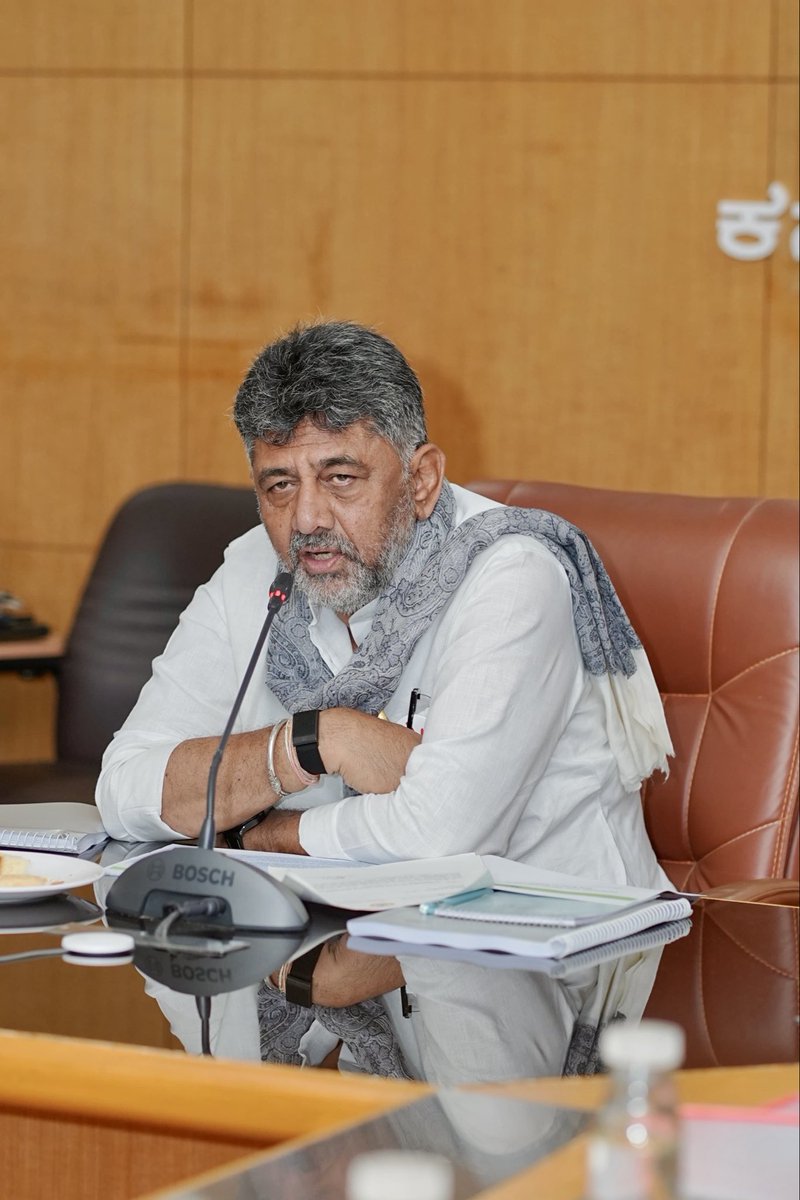DKShivakumar's tweet photo. ಅಗತ್ಯ ಸುರಕ್ಷತಾ ಕ್ರಮಗಳೊಂದಿಗೆ ಬಂಡಿಪುರ–ನಾಗರಹೊಳೆ ಸಫಾರಿ ಆರಂಭಿಸಲು ಕ್ರಮ

ವಿಧಾನಸೌಧದ ಸಮಿತಿ ಕೊಠಡಿಯಲ್ಲಿ ಇಂದು ಕರ್ನಾಟಕ ರಾಜ್ಯ ವನ್ಯಜೀವಿ ಮಂಡಳಿಯ ಸ್ಥಾಯಿ ಸಮಿತಿಯ ಸಭೆ ನಡೆಸಿ, ಅಧಿಕಾರಿಗಳಿಂದ ಮಾಹಿತಿ ಪಡೆದು ಅಗತ್ಯ ಸೂಚನೆಗಳನ್ನು ನೀಡಲಾಯಿತು.

- ಸಭೆಯಲ್ಲಿ ಅಧಿಕಾರಿಗಳು ನೀಡಿದ ಮಾಹಿತಿಯಂತೆ, ಬಂಡಿಪುರ ಮತ್ತು ನಾಗರಹೊಳೆ ಪರಿಸರ ಪ್ರವಾಸೋದ್ಯಮ ಹಾಗೂ ಸಫಾರಿ ಪ್ರದೇಶಗಳಲ್ಲಿ ಹುಲಿಗಳು ಮತ್ತು ಚಿರತೆಗಳ ಸಾಂದ್ರತೆಯು, ಮಾನವ–ವನ್ಯಜೀವಿ ಸಂಘರ್ಷ ಹೆಚ್ಚಿರುವ ಪ್ರದೇಶಗಳಿಗಿಂತ ಅಧಿಕವಾಗಿದೆ. ಈ ಹಿನ್ನೆಲೆಯಲ್ಲಿ ಪ್ರವಾಸಿಗರ ಸುರಕ್ಷತೆಗೆ ಯಾವುದೇ ಧಕ್ಕೆಯಾಗದಂತೆ ಅಗತ್ಯ ಮುನ್ನೆಚ್ಚರಿಕೆ ಹಾಗೂ ಸುರಕ್ಷತಾ ಕ್ರಮಗಳನ್ನು ಕಟ್ಟುನಿಟ್ಟಾಗಿ ಪಾಲಿಸಿ ಸಫಾರಿ ಚಟುವಟಿಕೆಗಳನ್ನು ಆರಂಭಿಸಲು ಸಮ್ಮತಿಸಲಾಗಿದೆ.

- ಹಾಗೆಯೇ ಮೇಕೆದಾಟು ಯೋಜನೆಗೆ ಸಣ್ಣಪುಟ್ಟ ನೆಪಗಳನ್ನು ಮುಂದಿಟ್ಟು ಸುಪ್ರೀಂಕೋರ್ಟ್‌ನಲ್ಲಿ ತಕರಾರು ಮಾಡಲು ತಮಿಳುನಾಡು ಪ್ರಯತ್ನಿಸುತ್ತಿದೆ. ಈ ತಾಂತ್ರಿಕ ಸಮಸ್ಯೆಗಳನ್ನು ಸೂಕ್ಷ್ಮವಾಗಿ ಪರಿಶೀಲಿಸಿ, ಪರಿಣಾಮಕಾರಿಯಾಗಿ ಬಗೆಹರಿಸಲು ಅಧಿಕಾರಿಗಳಿಗೆ ತಿಳಿಸಲಾಗಿದೆ.

- ಸಾರ್ವಜನಿಕರ ಸುರಕ್ಷತೆಗೆ ಆದ್ಯತೆ ನೀಡಿ ಅಪಾಯಕಾರಿಯಾಗಿರುವ ಮರಗಳು ಮತ್ತು ಕೊಂಬೆಗಳನ್ನು ಗುರುತಿಸಿ, ಅವುಗಳ ತೆರವಿಗೆ ತುರ್ತು ಕ್ರಮಗಳನ್ನು ಕೈಗೊಳ್ಳುವಂತೆ ಸಂಬಂಧಪಟ್ಟ ಇಲಾಖೆಗೆ ಆದೇಶಿಸಲಾಗಿದೆ.

ಈ ಸಂದರ್ಭದಲ್ಲಿ ಅರಣ್ಯ ಮತ್ತು ವನ್ಯಜೀವಿ ಸಂರಕ್ಷಣೆಯ ರಾಯಭಾರಿಗಳಾದ ಶ್ರೀ ಅನೀಲ್‌ ಕುಂಬ್ಳೆ ಅವರು ಹಾಗೂ ಇಲಾಖೆಯ ಹಿರಿಯ ಅಧಿಕಾರಿಗಳು ಉಪಸ್ಥಿತರಿದ್ದರು.