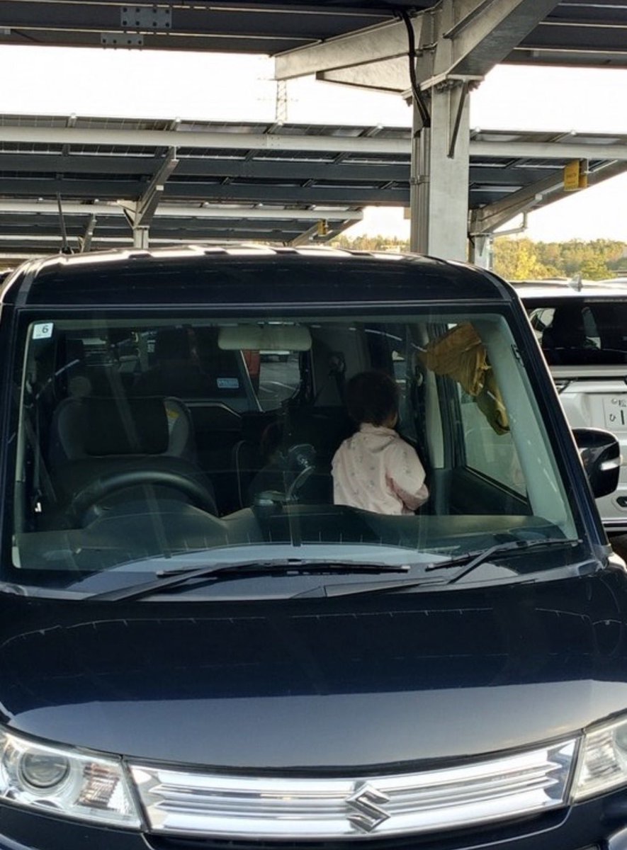 j_kichi2023's tweet photo. 【情報提供】最高気温27.6℃、ポケカ購入中に子どもを車内放置」

6月10日、イオンモール土岐で撮影された写真です。

情報提供者によると、ポケモンカード購入のため外国人保護者が店舗へ向かい、その間、小さな子どもが車内に残されていたとのことです。

当日の最高気温は27.6℃。エンジンは停止していたとのこと。

警察を呼び、大事には至らなかったそうです。

情報によると、車の持ち主はV。

子どもを車内に残す行為は、短時間でも熱中症や事故につながる危険があります。状況によっては刑事責任が問われる可能性もあります。

※写真や映像はフォロワー様よりご提供頂いたものを使用させて頂きました。
※問題提起写真、動画を募集しています。
どんどん問題提起していきましょう！
※迷惑待機や店内待機列等迷惑行為を見つけたら迷わず通報🚨